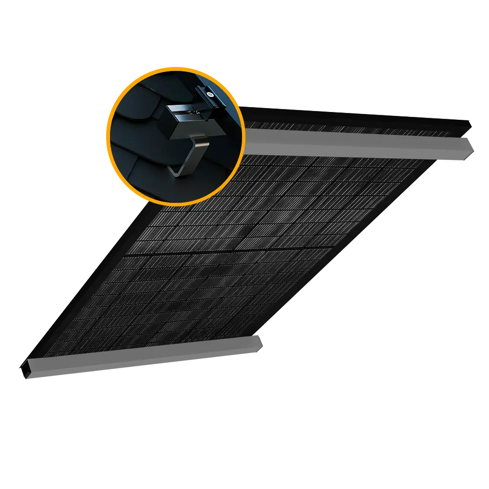Montageset für ein Solarmodul auf einem Schieferdach, bestehend aus Dachhaken und Befestigungsschiene; Detailaufnahme zeigt den Dachhaken unterhalb der Schieferplatten zur sicheren Modulmontage.