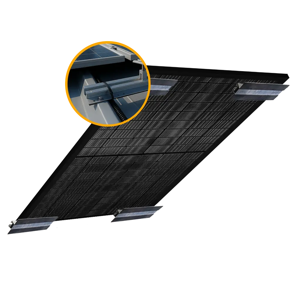 Montageset für ein Solarmodul auf einem Trapezblechdach, bestehend aus Aluminiumprofilen und Befestigungselementen; Detailaufnahme zeigt die Befestigungsschiene mit Modulhalterung auf dem Blechdach.