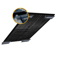 Montageset für ein Solarmodul auf einem Trapezblechdach, bestehend aus Aluminiumprofilen und Befestigungselementen; Detailaufnahme zeigt die Befestigungsschiene mit Modulhalterung auf dem Blechdach.
